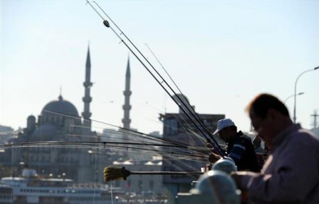 הידעת? בטורקיה נדרש רישיון דיג לכל אדם שמחזיק חכה ביד.