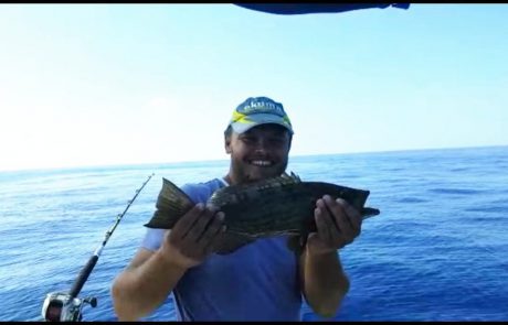 אלכסיי דייג ספורטיבי אמיתי עושה זאת שוב ומשחרר מהסירה דג לוקוס מתחת לגיל רבייה